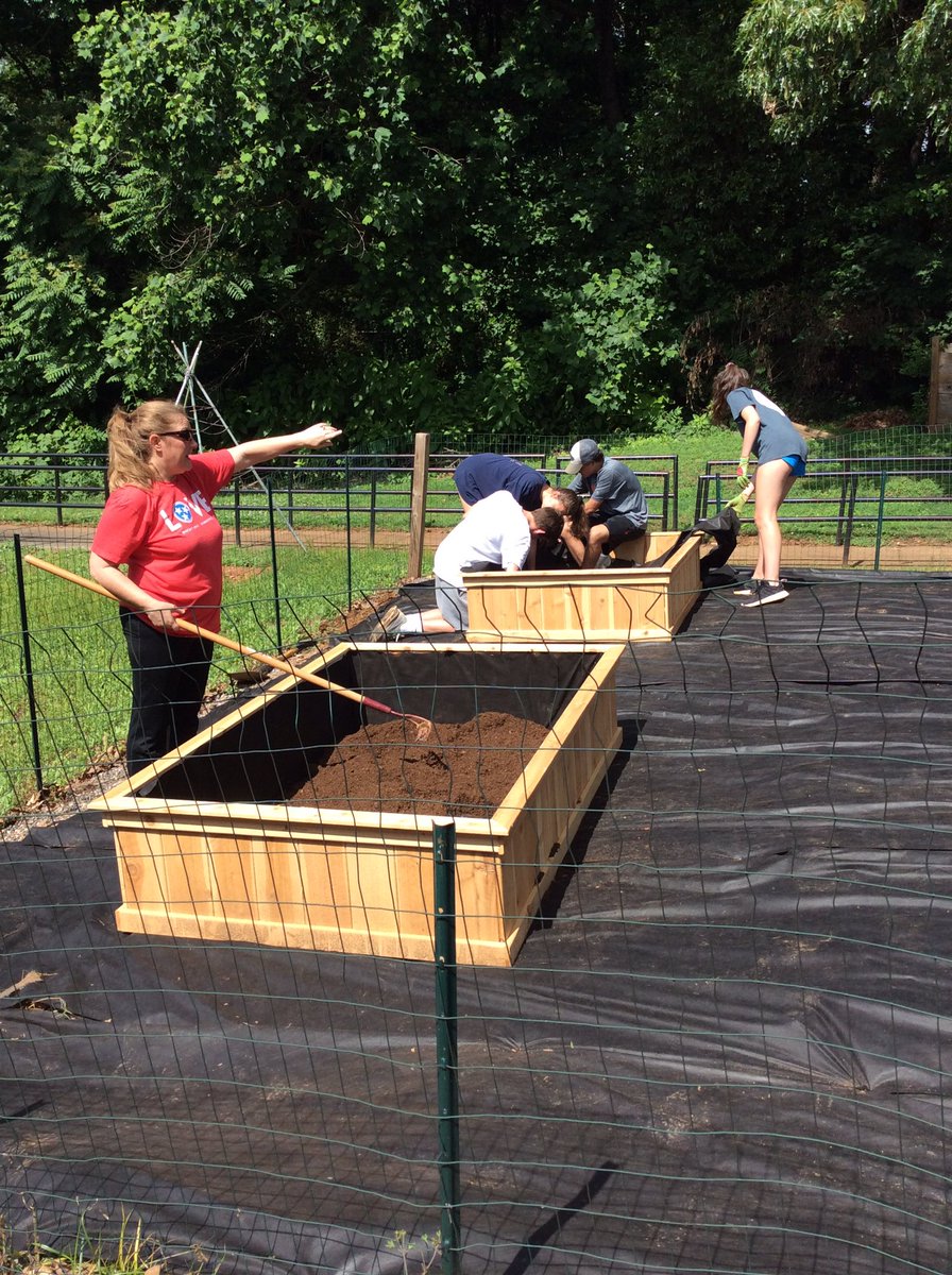 CooksGardenWS's tweet photo. Thanks to the Summit School volunteers! They spent Tuesday morning at CLMS to help with the Garden renovation! https://t.co/ZPSgIaZtLj