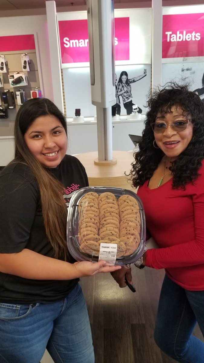 C_Rod879's tweet photo. When u take care of your customer customers, they have no problem with returning the favor! Thanx for the cookies Betty! #CustomerObsessed @B_Vargas22 @isaac2691 https://t.co/DRGVTKmKlN