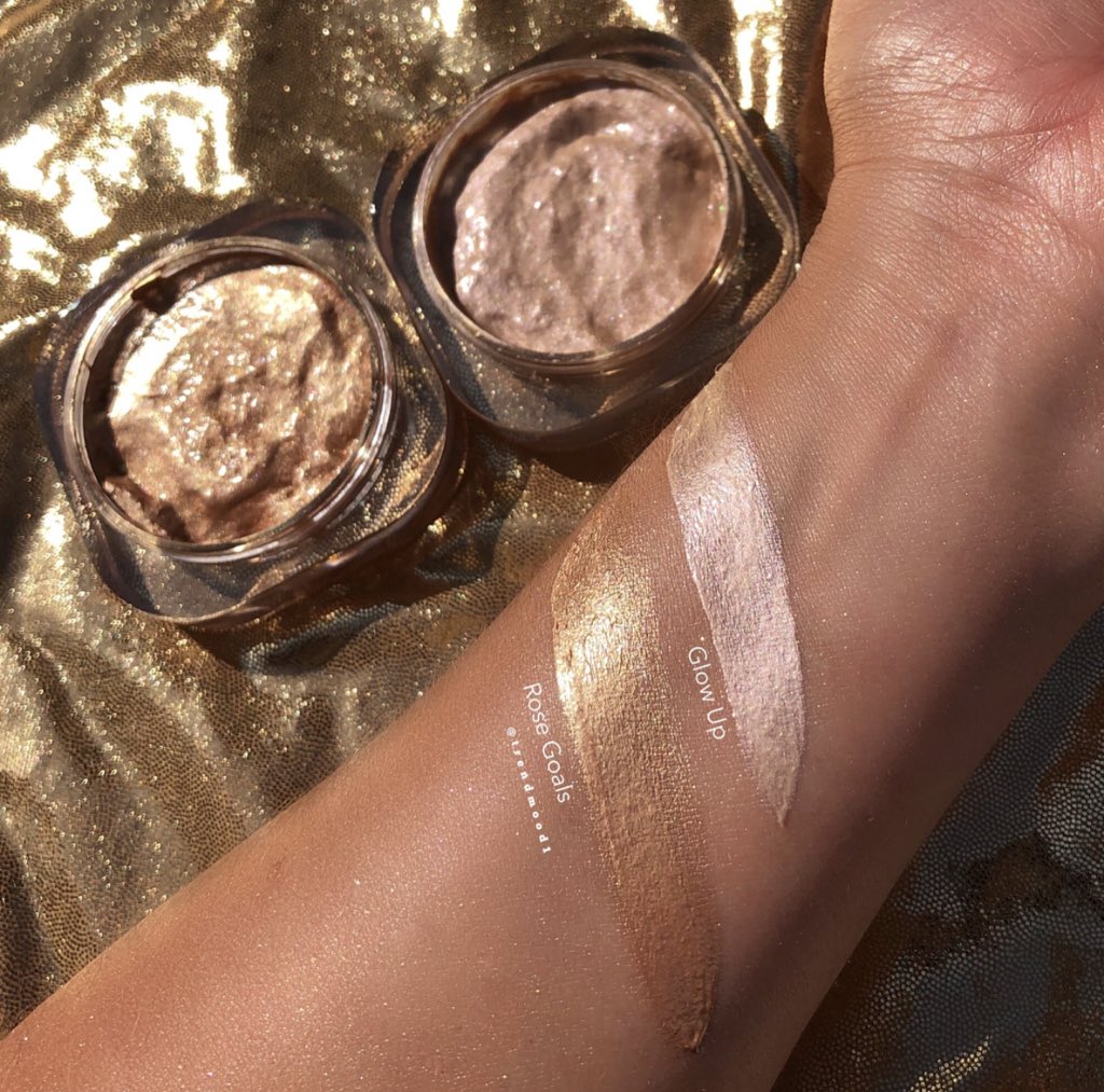 Trendmood's tweet photo. #SWATCHES 🚨 ✨ Say hello to the 2! NEW #JellyBeam shades about to drop by @farsalicare ✨💛 :
🌞 #RoseGoals - rose gold 💖 #GlowUp -  champagne pink with a magenta micro-fine glitter + swatches Glow Up Vs Rose Goals Vs Glazed Online ➡️ JUNE 4TH on their website https://t.co/sIaq1WCxdx