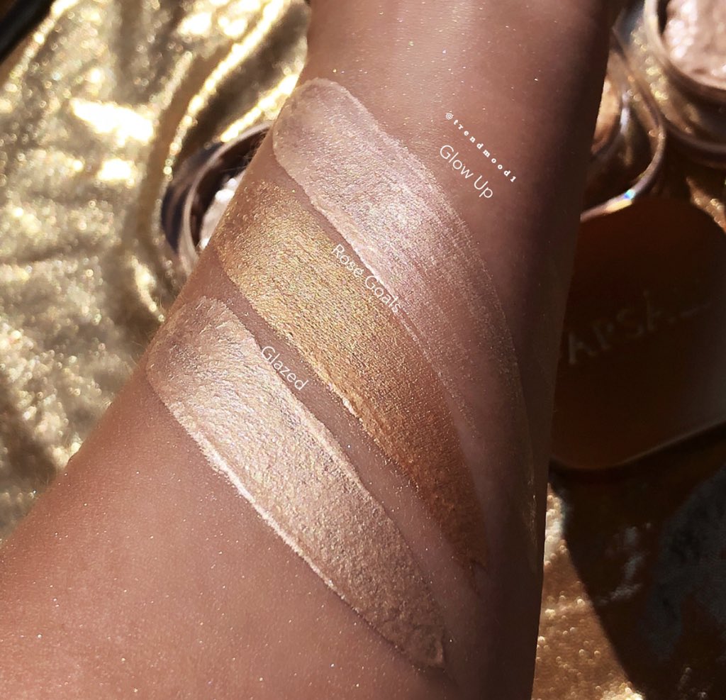 Trendmood's tweet photo. #SWATCHES 🚨 ✨ Say hello to the 2! NEW #JellyBeam shades about to drop by @farsalicare ✨💛 :
🌞 #RoseGoals - rose gold 💖 #GlowUp -  champagne pink with a magenta micro-fine glitter + swatches Glow Up Vs Rose Goals Vs Glazed Online ➡️ JUNE 4TH on their website https://t.co/sIaq1WCxdx