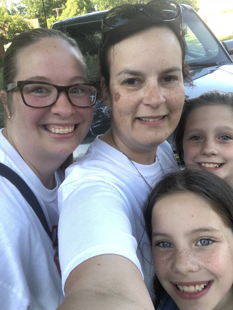 d_dellnor's tweet photo. We were feeling the love tonight on Chippewa Drive! Thank you to everyone who signed in support of a new downtown elementary school! #Signyellow #forthekids #JeffUnited https://t.co/fbxRGJ5F6V