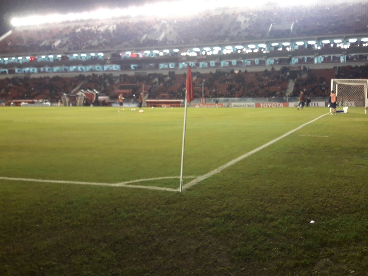 #Independiente | ya se encuentran los arqueros Campaña y Albil haciendo ejercicios de precalentamiento. Via:<a href="/ferczuk/">Fernanda Herasimczuk</a>