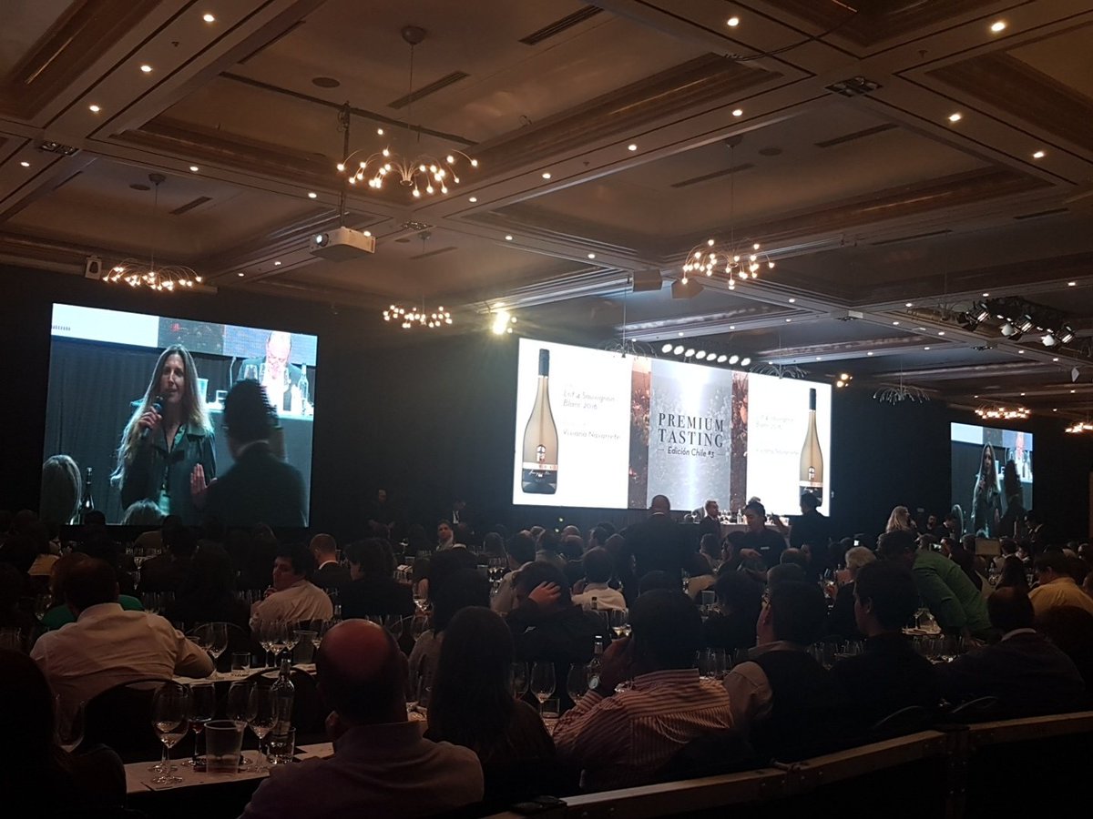 Ahora es el turno de Viviana Navarrete junto a <a href="/LeydaWines/">VIÑA LEYDA</a>  presentando su maravilloso Lot 4 Sauvignon Blanc 2016 #PremiumTasting #Producciones19 #HotelSantiago #viñaLeyda #Wine #WineEducation #WineMaker <a href="/Mundodelvinocl/">El Mundo del Vino</a> #SantiagodeChile