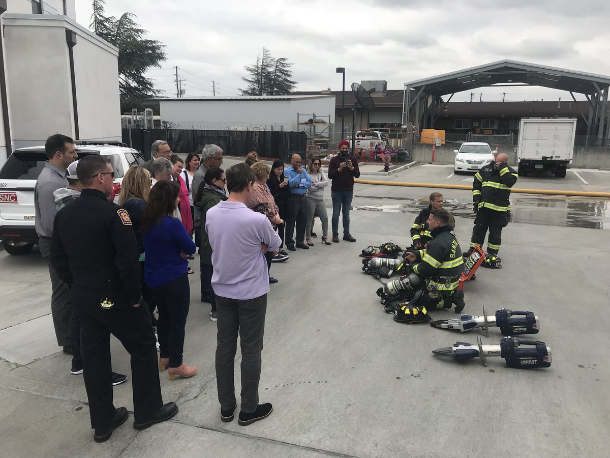 SantaClaraFD's tweet photo. Thanks to all the #FutureLeaders who participated in @SantaClaraCity LEADERSHIP SANTA CLARA program. Below R to L Engine 95 Crew Dom Restani, Dan Rose, and Nathan Ford demonstrate a few pieces of the Advanced Life Support medical gear carried on our rigs. https://t.co/DXPfgYejCv