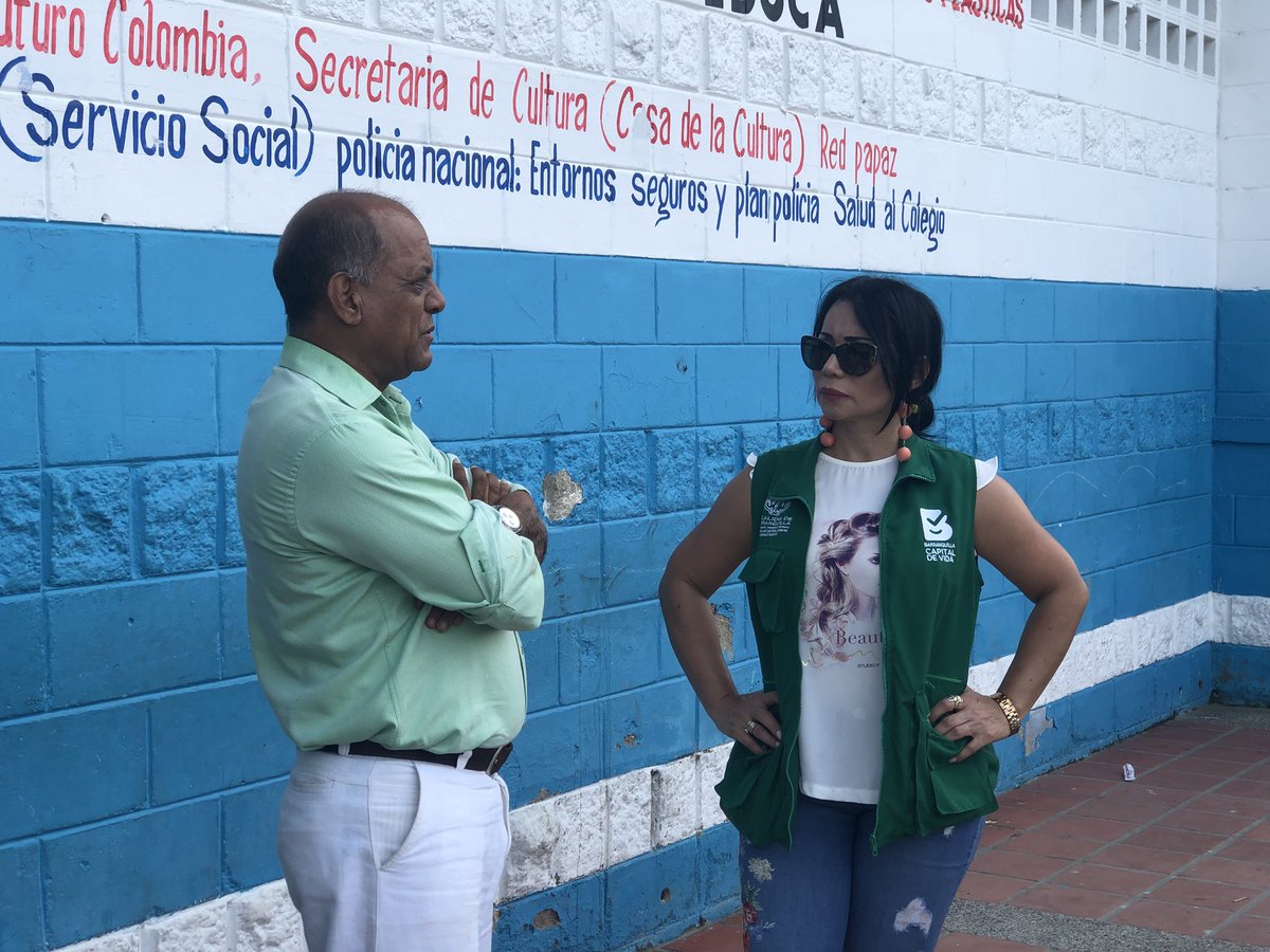 ControlUrbanoBq's tweet photo. Nuestro programa #Urbanitos con @SEDBarranquilla tiene como uno de sus objetivos la regulación de ventas informales en entornos escolares. Hoy visitamos las IED Gabriel García Márquez, Jesús Misericordioso, Hogar Mariano e Instituto Técnico de Comercio y escuchamos a directivos. https://t.co/NcTbPzzFkM