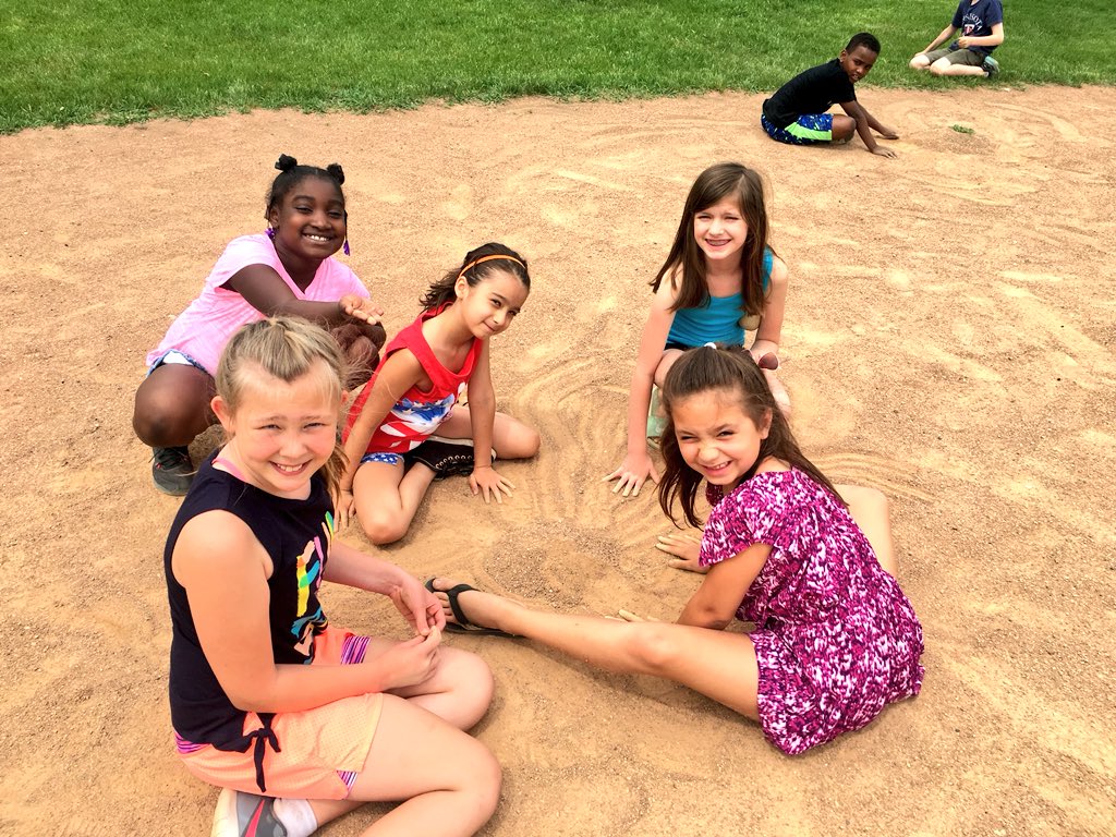 WW_3rd's tweet image. This heat wave is MAGICAL! 🕶☀️🌈 #recess #friendsforever #3rdgrade