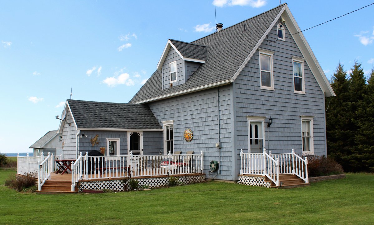 CurtisReilly10's tweet photo. Looking for a place to stay on Prince Edward Island @northcapedrive.  I have several properties for your summer vacation 2018.  #PEI #HomeAway #Airbnb #EastCoast #tourism #Travel #familyvacation #GetAway #beach  #lobster #oysters #ExploreCanada https://t.co/WOmKZXUVFc https://t.co/bKjN0QbjIe