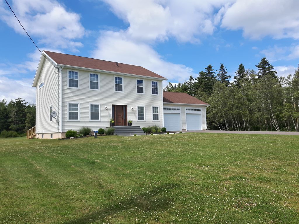 CurtisReilly10's tweet photo. Looking for a place to stay on Prince Edward Island @northcapedrive.  I have several properties for your summer vacation 2018.  #PEI #HomeAway #Airbnb #EastCoast #tourism #Travel #familyvacation #GetAway #beach  #lobster #oysters #ExploreCanada https://t.co/WOmKZXUVFc https://t.co/bKjN0QbjIe