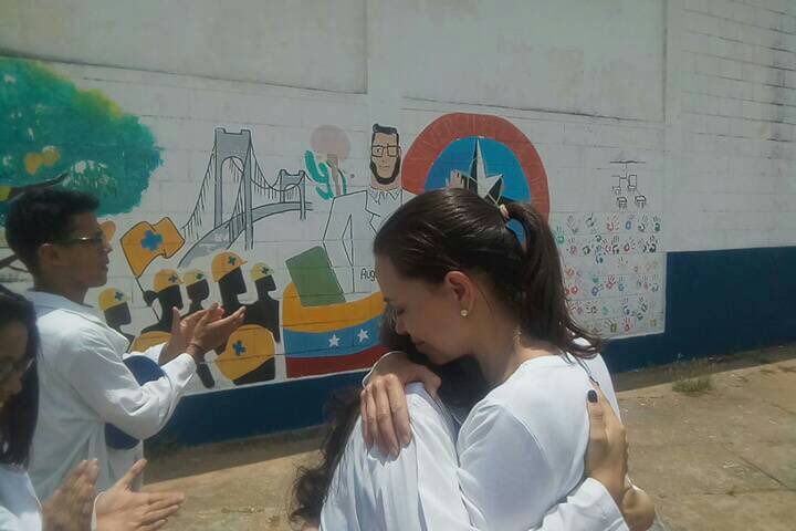 MariaCorinaYA's tweet photo. Hace un año el régimen asesinó a Augusto Puga, estudiante de medicina de la UDO Ciudad Bolívar. Sus compañeros hicieron este mural en su honor. Ni la muerte de Augusto ni la de todos nuestros héroes caídos será en vano, porque lograremos la libertad por la que tanto lucharon. https://t.co/6O1GLVrxKH
