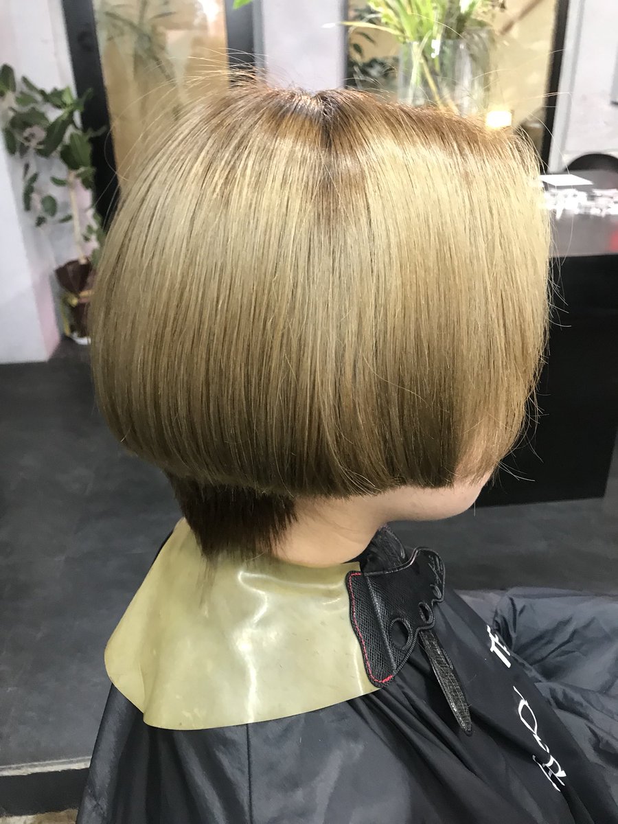 Atsutoshi Garte代表 Graduateのカット は彫刻 まずはベーシックの形を作ります そこから微調整で髪の質感やディスコネクションをいれていきます そうすることで 長さなどが綺麗に揃ってる状態から 崩すので カットの持ちが良いのです