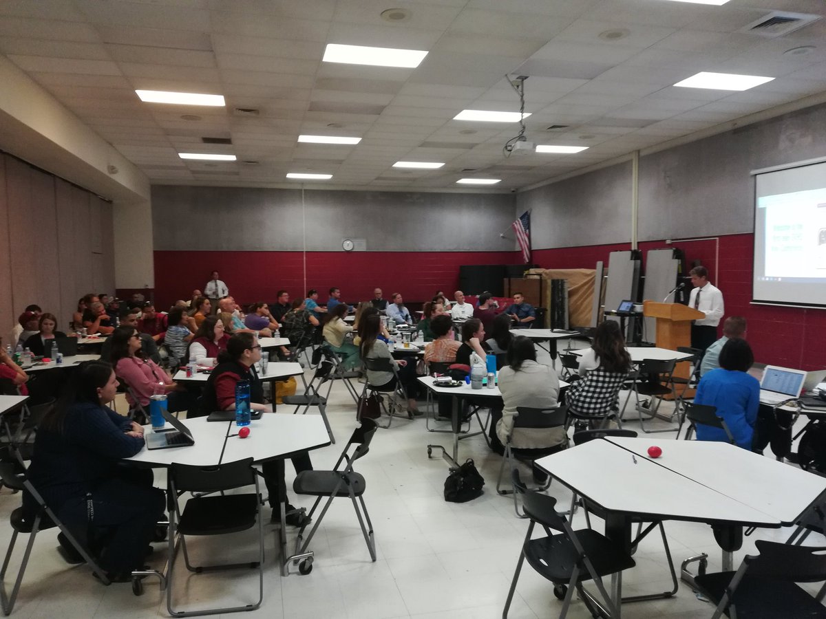 StevenJMenezes's tweet photo. First annual GV Mini Conference!  Great job by our keynote speaker Lucca Lorenzi. Thanks to all the presenters.  Huge thanks to @TaraWoodall  and @AnnetteLBrown for helping to put it together. #MUHSD #GVHS https://t.co/VB61Lw6DRs