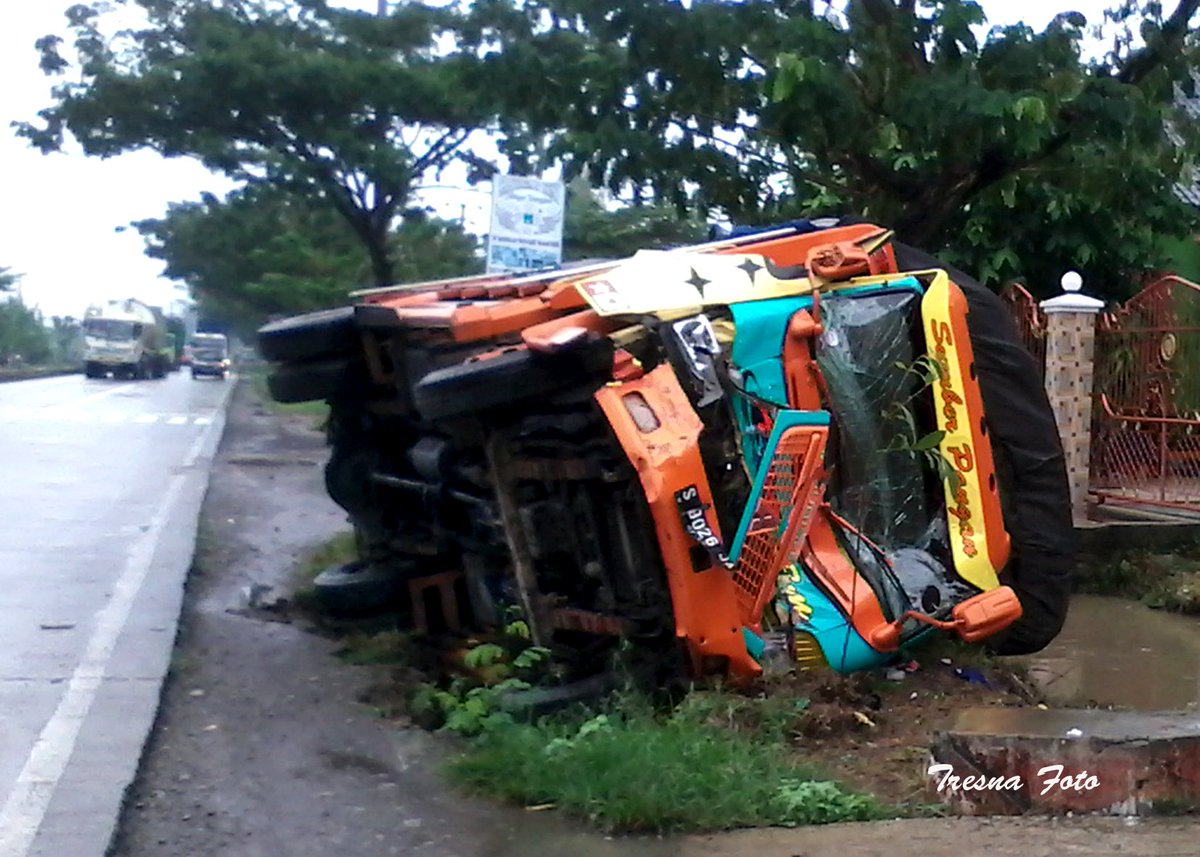 tresna_foto's tweet photo. Truk Colt Diesel S 9026 JA terguling/terperosok dipantura Bugel Indramayu,
tidak ada korban jiwa kabin truk ringsek. https://t.co/gRBMTcCQBP