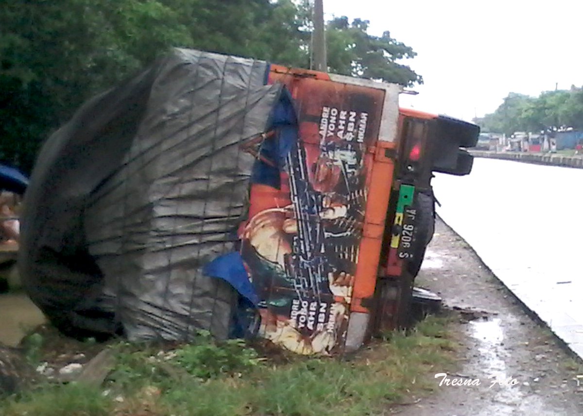 tresna_foto's tweet photo. Truk Colt Diesel S 9026 JA terguling/terperosok dipantura Bugel Indramayu,
tidak ada korban jiwa kabin truk ringsek. https://t.co/gRBMTcCQBP