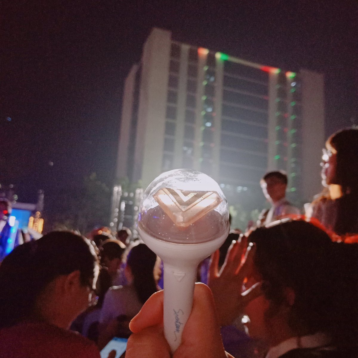kidmingyu's tweet photo. My baby carat bong during my baccalaureate mass! Thanks for being with me through uni, seventeen and carat ππΈπ
#SalamatUST
#ThankYouSeventeen
#Gradu18 #in10days!
#μΈλΈν΄ #μΊλΏ #κ³ λ§λ€ https://t.co/8SMFPmgcox