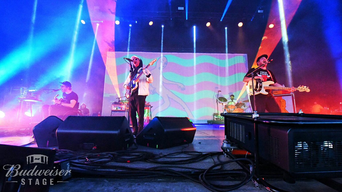 rbcamphitheatre's tweet photo. Ooh woo, I'm a rebel just for kicks, now 🎶
.
.
@portugaltheman has everyone up on their feet! #OpeningNight #StageSeason (Photo: Tom Pandi) https://t.co/9aObFYJTMc