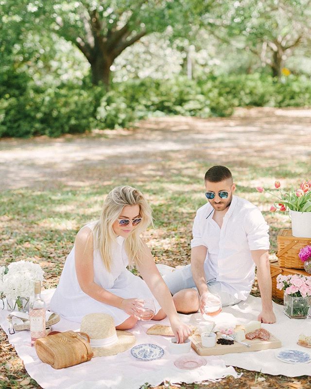 COLORbyK's tweet photo. {springtime sips} 🥂 made even sweeter w. the addition of @avagracevineyards to an afternoon picnic in #Charleston. Link in bio for full wine review + picnic tips! 🧀🍇 #LiveGracefully #ad https://t.co/HV7HQTr12i https://t.co/pTCVrB7ZfQ