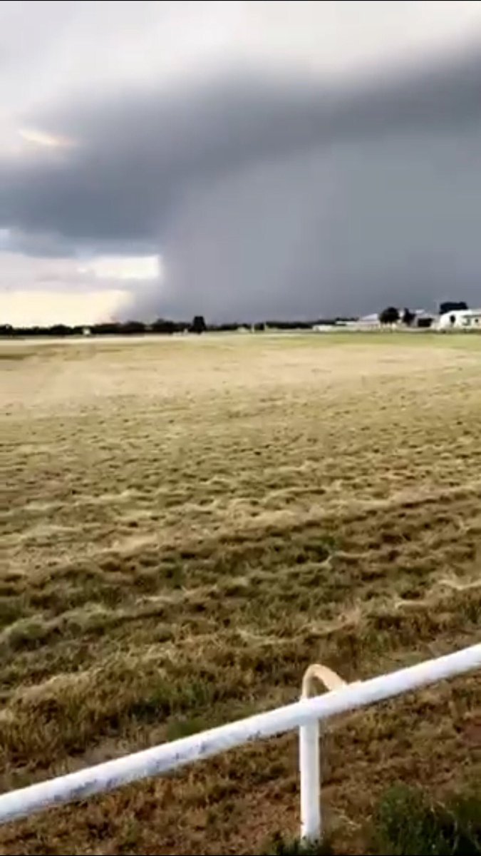 mericombs12's tweet photo. This is in Abilene - and I’m not. 😩😭🤦🏼‍♀️  #OutOfTownProblems #txwx  @TxStormChasers @averytomascowx @JoshJohnsWx @ponce3311 @granttosterudwx @JohnRichTX @MeganMuratKTXS @atxwxgirl @jstar79 https://t.co/erEzOEAbZ5