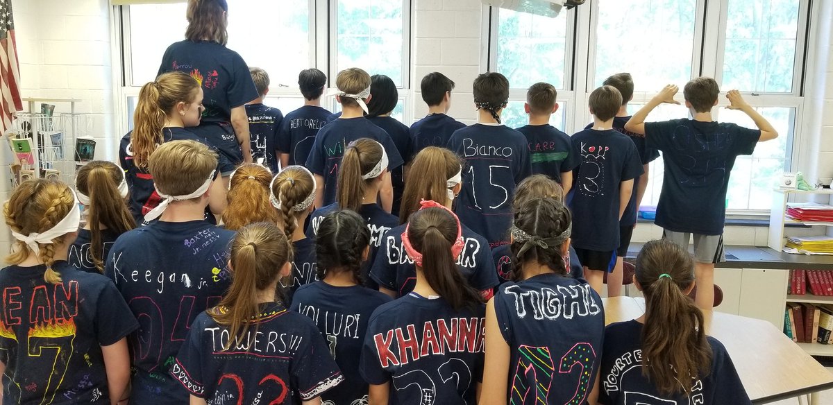 Neill5_'s tweet image. Got to love Volleyball Day and these kids!!!!
 @HaddonfieldMS #MO'Neill's_Navy_Seals