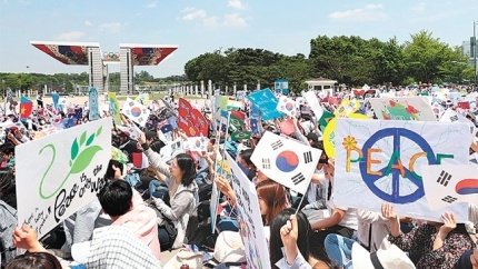 #세계평화선언문5주년기념행사
#DPCW로_평화통일
#525평화걷기 #HWPL

[세계평화선언 5주년]
50개국 청년들 “세계평화” 한목소리 
대한민국 서울을 중심으로 50개국 84개 도시
에서 ‘세계평화선언 5주년 기념행사 및 지구촌
전쟁 종식 평화 걷기대회’가 열린다.

naver.me/IDJ0zri9