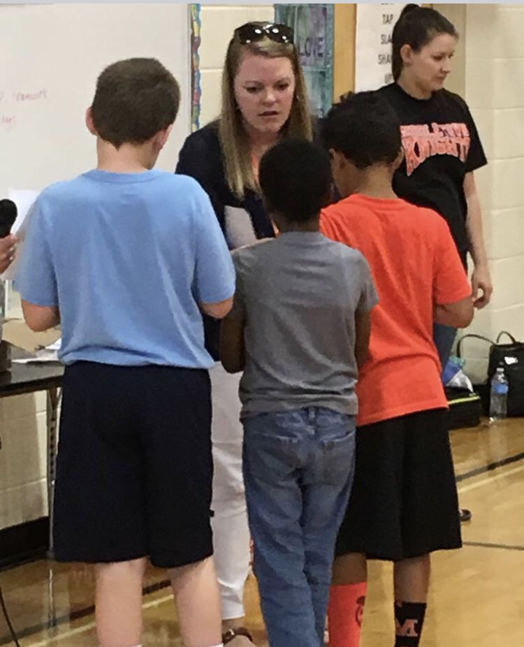 FCPSSpecialsMPS's tweet photo. Peer Mentor Celebration Picnic! What a great way to celebrate the magic of this program! #fcpspe #fcpsvpa #blessedformpsteam #togetherwearebetter https://t.co/c7XihFgPWT
