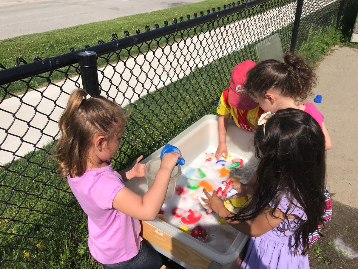 HanoverPS_K3's tweet photo. J: “Thank you for bringing the drama centre outside!” #playingislearning #workingtogether #muralpainting #picnic @larenemms https://t.co/UIIhzSnn0R