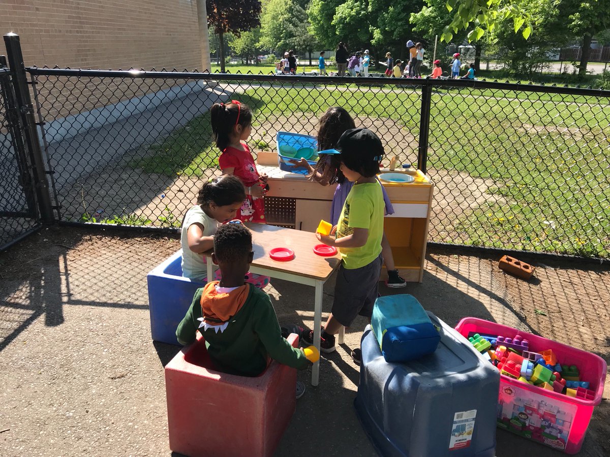 HanoverPS_K3's tweet photo. J: “Thank you for bringing the drama centre outside!” #playingislearning #workingtogether #muralpainting #picnic @larenemms https://t.co/UIIhzSnn0R