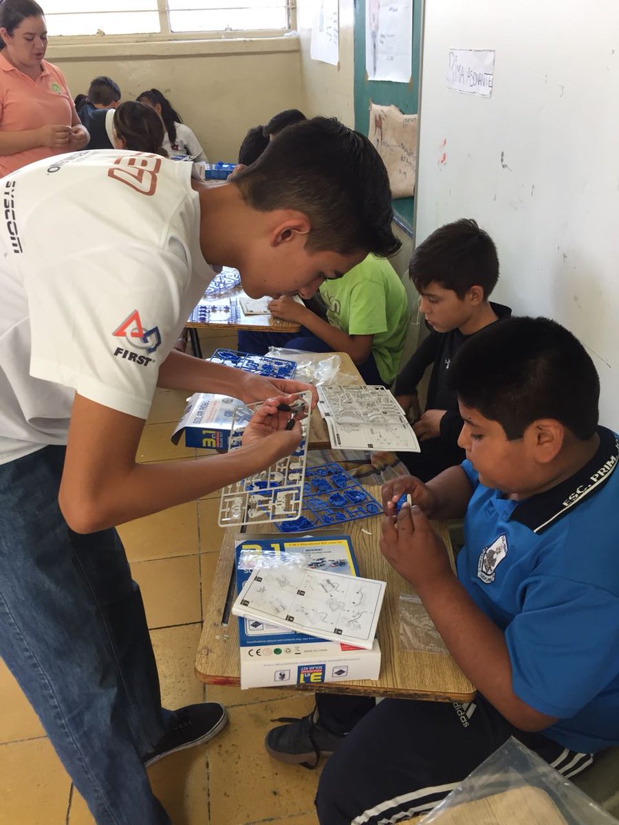 devolt_6407's tweet photo. helping our community's youth has and always will be our passion! 🙌 💓  #devoltizate #omgrobots #firstinspiresme #ftc #frc https://t.co/onMVpxHAR7