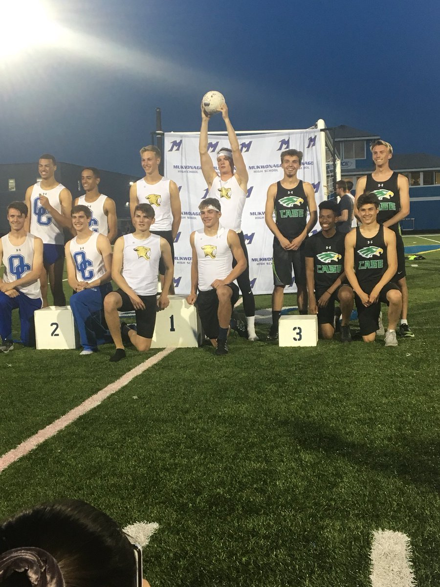 fly_strong_fast's tweet photo. The 4x4 finishes the night strong by qualifying for state with a new PR of 3:24! @TaylorSchneide @Justin_norris34 @MikeyCabaltera https://t.co/IFtuakixB3