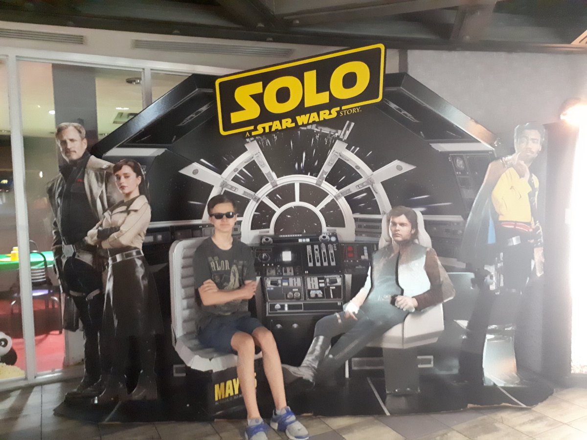 justinfrederic's tweet image. Was debating whether or not to dress up as Han for the Solo premiere tonight... Good thing I didn&apos;t as I&apos;d never compare to Alden nor would my costume compliment this fairly ugly lighting 🙈💁🏼‍♂️ #SoloMovie #SoloAStarWarsStory #IMAXEXPERIENCE #greatplacetobe @starwars