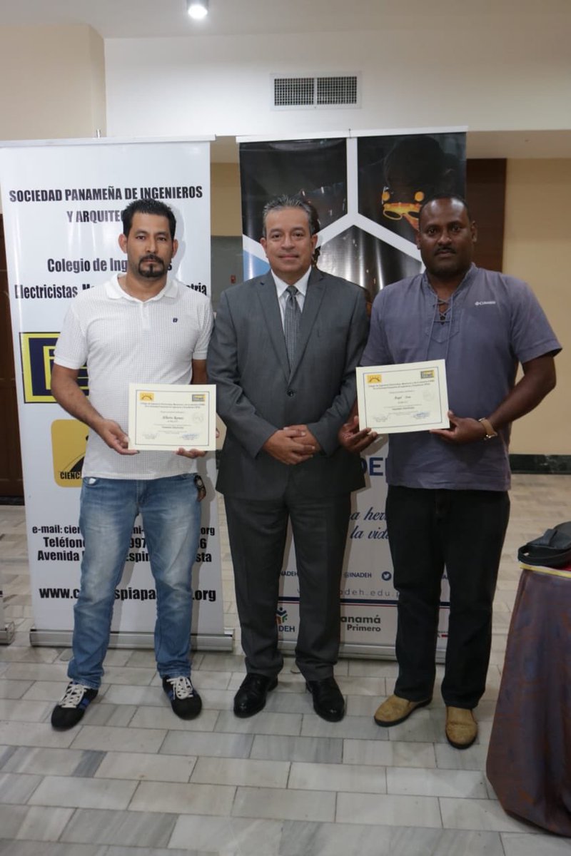 sriveravalencia's tweet image. Dos funcionarios de @InadehOficial reciben su idoneidad, la pidieron hace años, ya la tienen, mis compañeros de trabajo #UnMejorInadeh