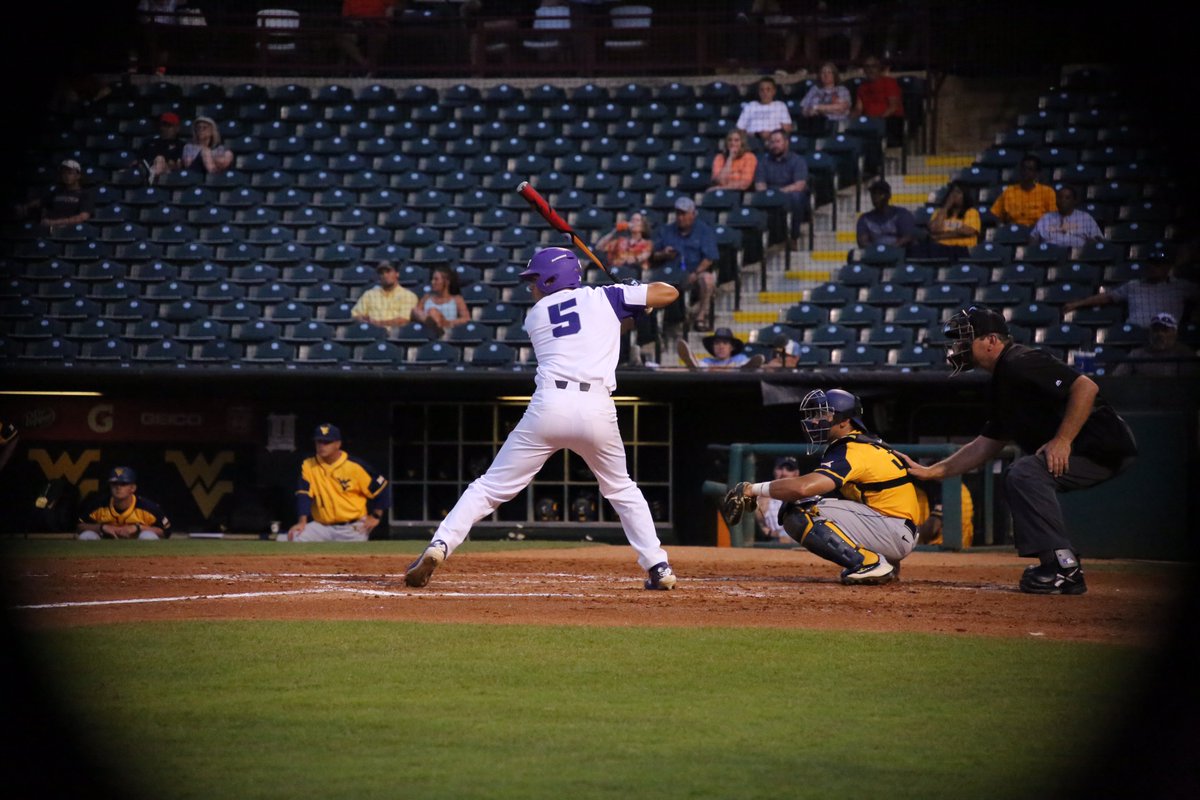 TCU_Baseball's tweet photo. B5 | Adam Oviedo leads off the inning with a base hit and scores on a bases-loaded sacrifice fly from A.J. Balta to make it a 2-1 ballgame! Jake Eissler now on to pitch. #GoFrogs https://t.co/JeSwq3vEMQ