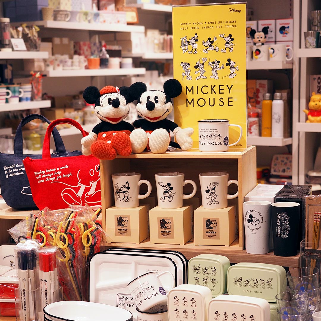 ディズニー公式 ミッキーの歴史や魅力がたっぷり ただいまワンズテラスでは ミッキー のお誕生日に向けてさまざまなアイテムを展開中 T Co Ch4b5ylzpp T Co Ukhsxh5tov Twitter