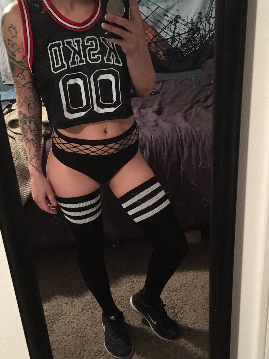 PDX_zombie's tweet image. I think I&apos;m just going for a simple classic look for Spring Awakening. Can&apos;t be blowing my money on a new outfit 😅 #raverproblems