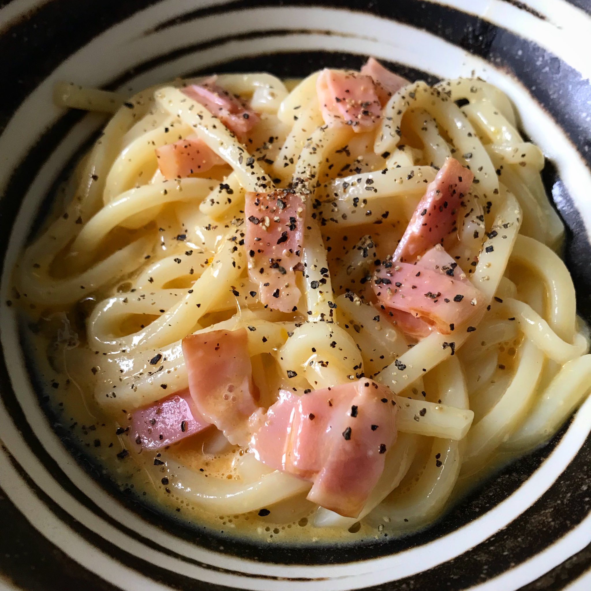 山本ゆり Syunkon レンジは600w 冷凍うどんをサッと水にくぐらせて耐熱皿に乗せ ベーコンを広げてふわっとラップをし 3分30秒チン その間に器に卵1個 マヨネーズと粉チーズ各大さじ1 だしの素小さじ1 2 チューブにんにく5ミリを混ぜておき 熱々の