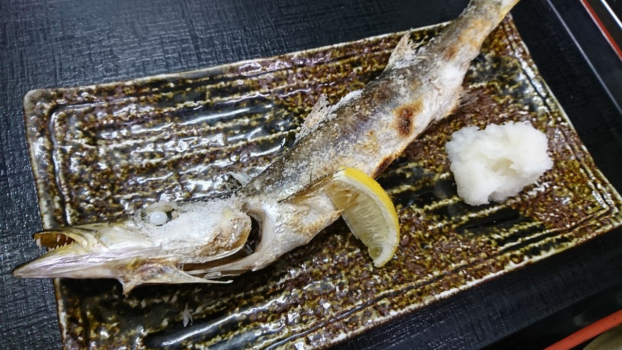 あじや カマス塩焼き さりげなーく踊り焼きに仕上げてます 明日は単品で600円で出すのでぜひ食べてみてほしい なにせ私が この私が全部下処理したのだから た べ て T Co 5n8y0gldvt Twitter