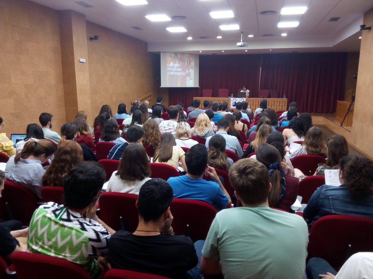 ozecai_tw's tweet photo. Conferencia "Periodismo Comprometido" por María Herranz @oxfam_es @OxfamIntermon en el I Seminario #RECCUS sobre Comunicación en el Tercer Sector en #FCom de @unisevilla https://t.co/MxpbsT44XY