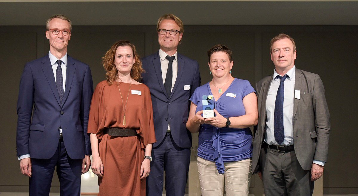 JSZuidema's tweet photo. Proficiat aan Stedelijk Lyceum Lamorinière uit Antwerpen met #StervanEuropa 2018! Met #PopupEuropa na deze toppers uit @prov_antwerpen eindigen, is zeker niets om ontevreden over te zijn. @VLEVA https://t.co/zT2eYdw81M https://t.co/4Mew8VX3Y4