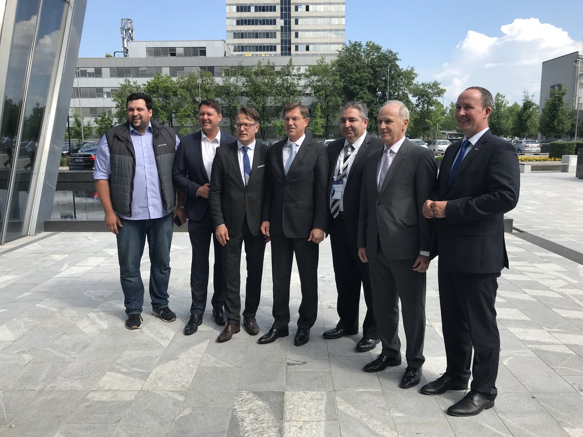 MiroCerar's tweet image. Živimo v času izjemnih priložnosti in korenitih družbenih sprememb. #Slovenija je vključena v globalne tokove. Postajamo vse bolj prepoznavni akterji na svetovnem zemljevidu digitalne transformacije. Tega se dobro zavedajo na konferenci Beyond 4.0. #beyondconference