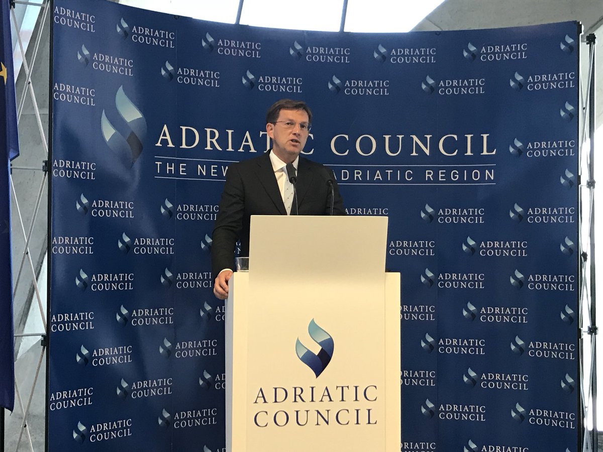 MiroCerar's tweet image. Živimo v času izjemnih priložnosti in korenitih družbenih sprememb. #Slovenija je vključena v globalne tokove. Postajamo vse bolj prepoznavni akterji na svetovnem zemljevidu digitalne transformacije. Tega se dobro zavedajo na konferenci Beyond 4.0. #beyondconference