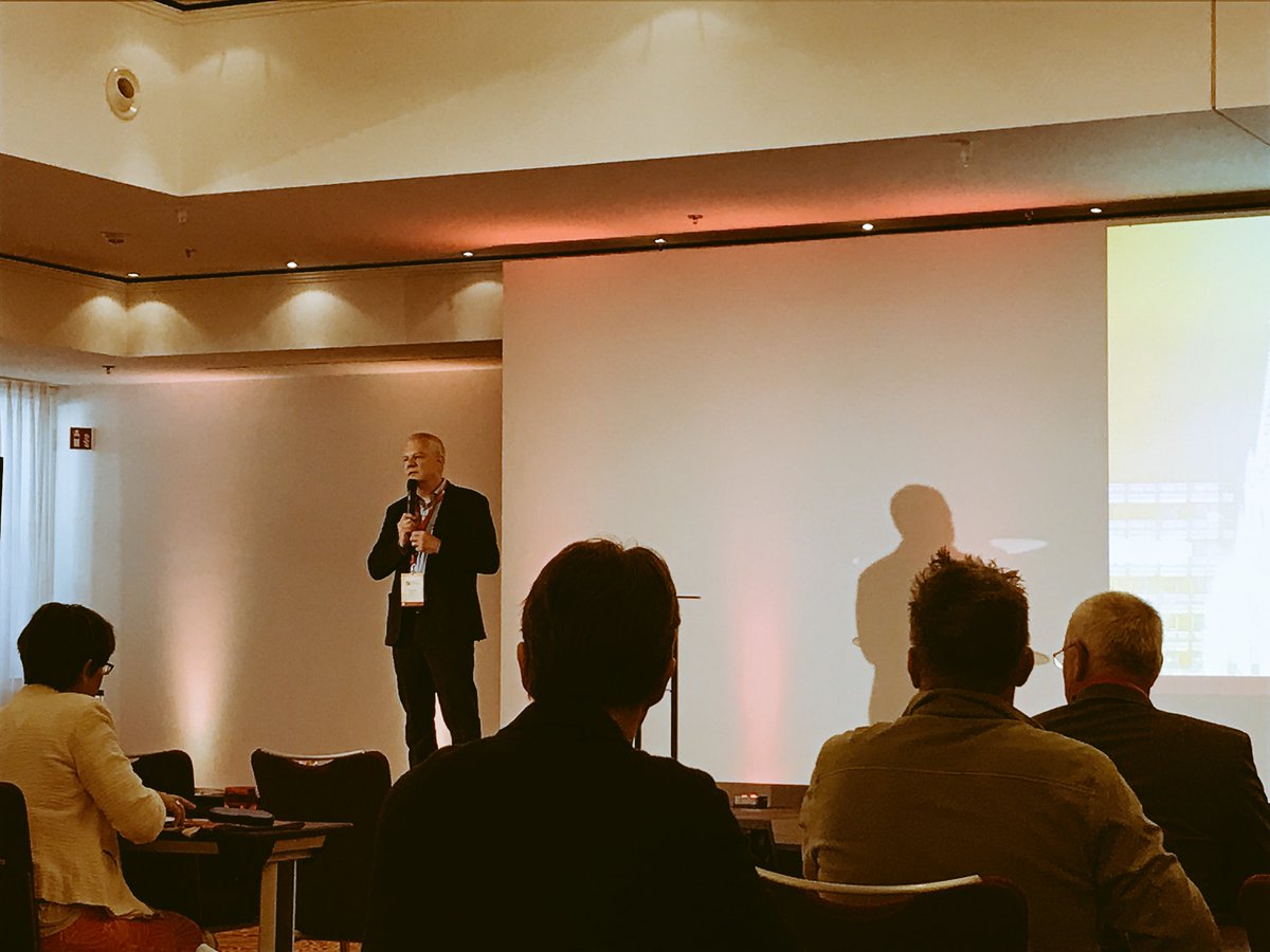 hcmZwitscher's tweet photo. Winfried Krenz eröffnet den 2. #ComprixCampus. In diesem Jahr dreht sich alles rund ums Thema #CustomerCentricity https://t.co/8RFWUvnQCY