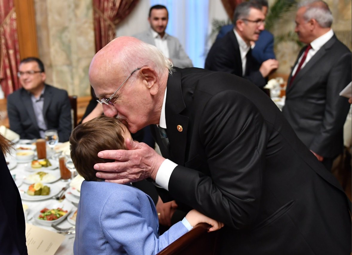 TBMM Başkanı İsmail Kahraman, şehit yakınlarımızla ve gazilerimizle iftar yemeğinde bir araya geldi.