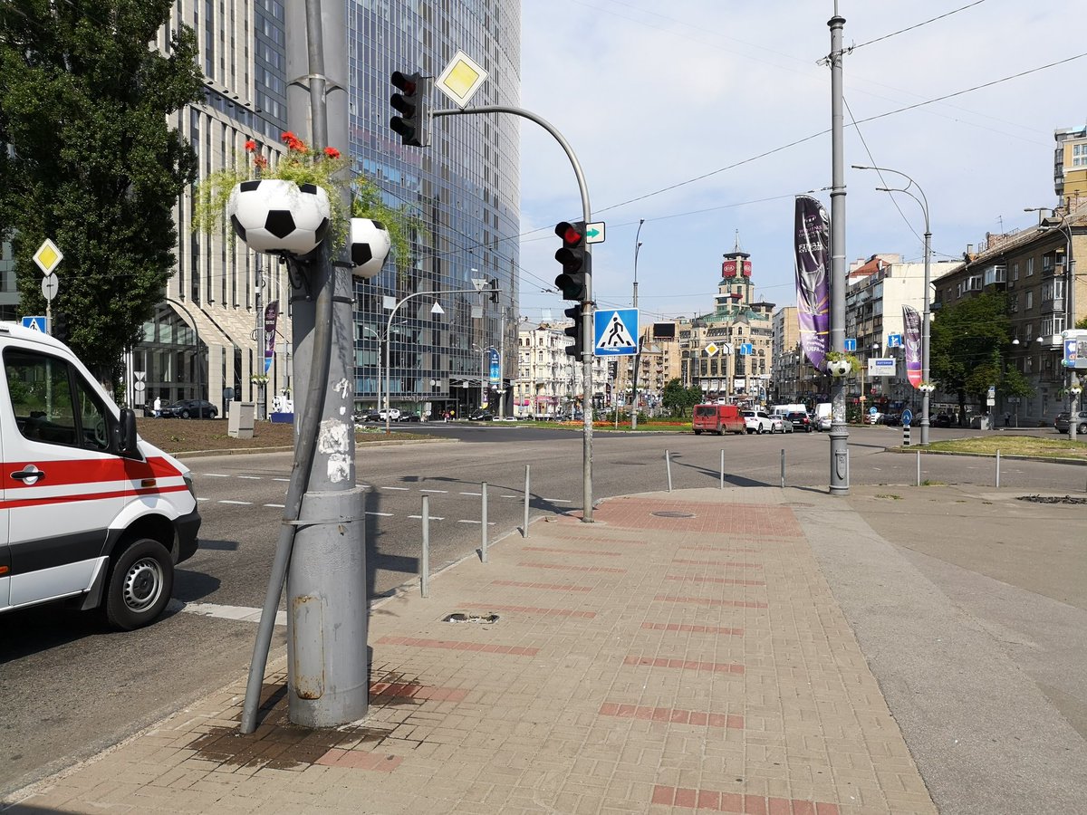 marceloburgosf's tweet photo. Con 25 grados y un día soleado, Kiev ya se pone a punto para la final de mañana #UCLfinal #ChampionsLeague #ChampionTheMatch #ChampionsHeineken https://t.co/PRYfKVDPJx