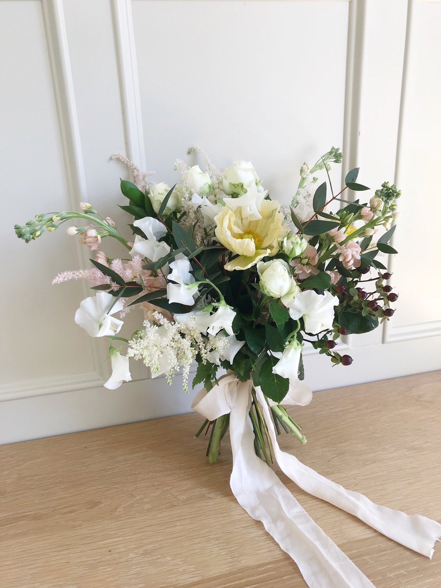 I really hope this rain hasn’t set in for the weekend. Dreaming of the sunnier days to come back, filled with scented stocks, sweet peas and silks...  

#prettyperfectpetals #bouquetoftheday #fleuriste #romanticflowers #thatsdarling #mysweetsimplicity #flowerlover #myfloraldays