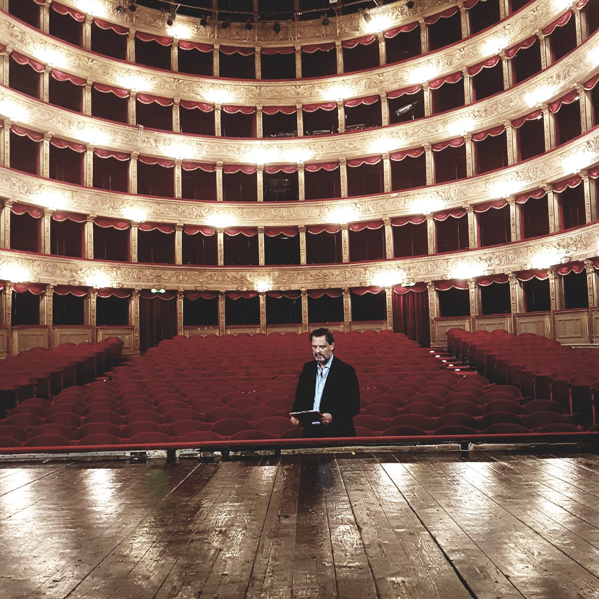 AngelaAriano's tweet photo. Retroscena è l'unico programma televisivo che sta dentro il teatro: sul palco, in platea e dietro le quinte🎭
#backstage #lanci #prepubblicità #10annidiRetroscena #vivailteatro #palinsesto #GDM💧#Rmemory
@MicScianca @TeatroArgentina @TV2000it @uffstampaTv2000 @paoloruffini2 https://t.co/ffSnk7rQmP