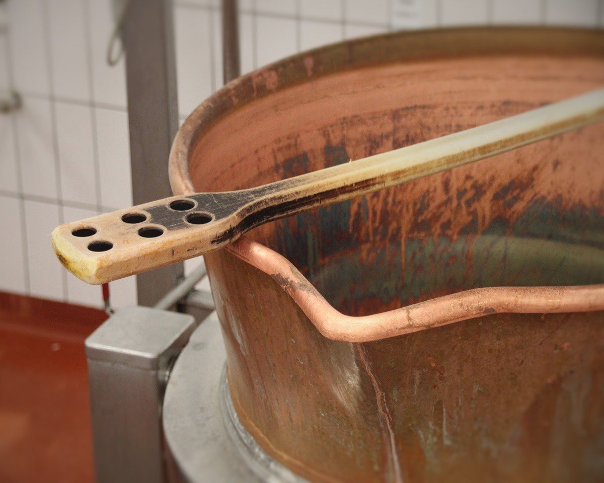maisonandresy's tweet photo. C'est samedi, nos bassines en cuivre sont au repos. Et vous ?
#andresyconfitures #labelepv #R_Qualite #madeinfrance #jamaddict #patrimoine #tradition #frenchlifestyle #MIF_Expo #handwerker #frankreich #artisanalfood #consolocale #madeinparis https://t.co/5LUQyRsr7h