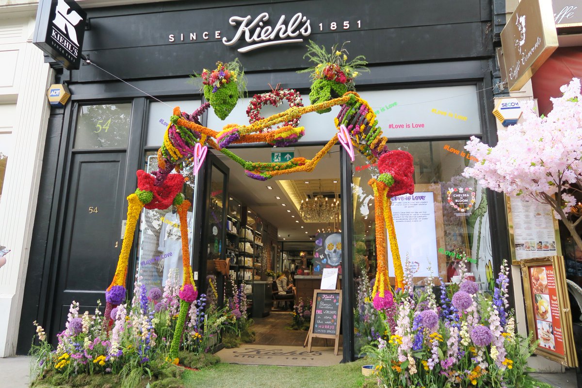 StracoRecruit's tweet photo. We were blown away by how beautiful all of the shop fronts looked for #ChelseaInBloom πΊπ±Check out our Instagram Story to see more of the creative flower arrangements we found! https://t.co/4CTWEaji6d #Retail #Chelsea #StracoLDN #VM #Display https://t.co/TZTApSjqVh