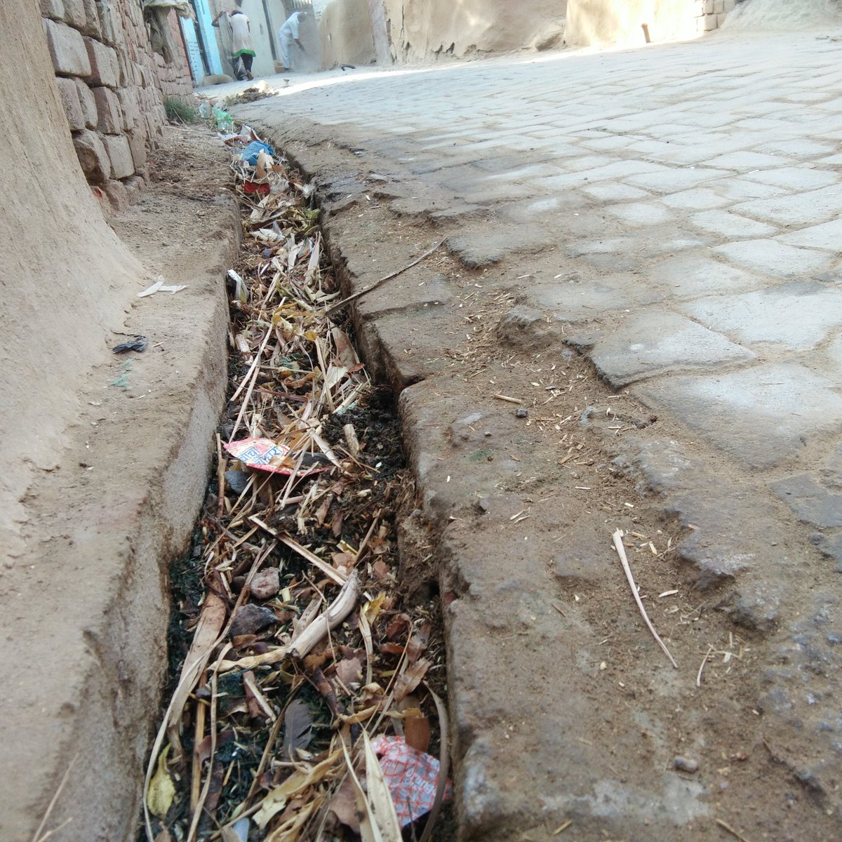 kd_sp_up's tweet photo. स्वच्छ भारत मिशन की ये कोई दुर्लभ तस्वीरें नहीं हर गाँव हर गली का यही नजारा है, हजारो करोड़ खर्च होने के बाद अगर तस्वीर ना बदले तो इसके लिये कौन जिम्मेदार #piclocation ग्रा. मिढावली कलाँ कुरावली मैनपुरी. सफ़ाई कर्मचारी #रामकिशोर @swachhbharat @umasribharti @CMOfficeUP @PMOIndia https://t.co/pbKMSmEb3d