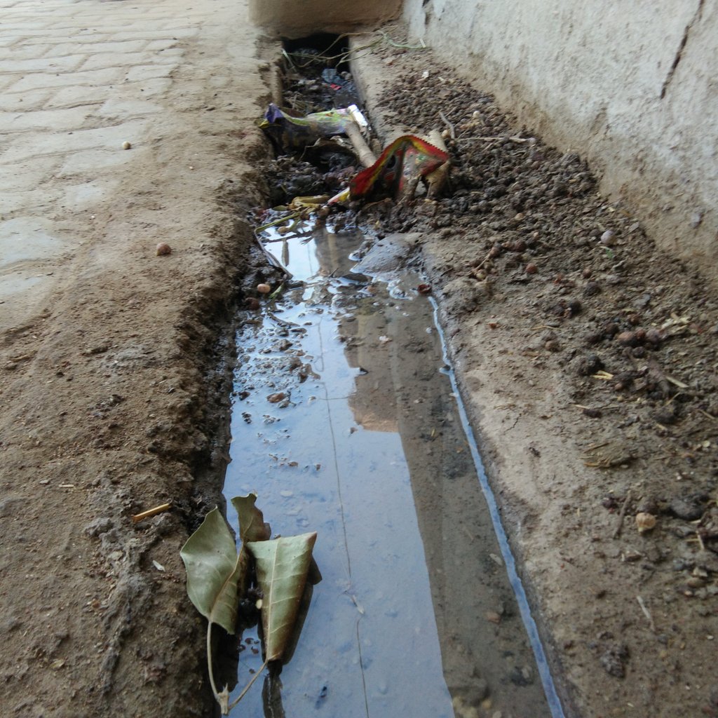 kd_sp_up's tweet photo. स्वच्छ भारत मिशन की ये कोई दुर्लभ तस्वीरें नहीं हर गाँव हर गली का यही नजारा है, हजारो करोड़ खर्च होने के बाद अगर तस्वीर ना बदले तो इसके लिये कौन जिम्मेदार #piclocation ग्रा. मिढावली कलाँ कुरावली मैनपुरी. सफ़ाई कर्मचारी #रामकिशोर @swachhbharat @umasribharti @CMOfficeUP @PMOIndia https://t.co/pbKMSmEb3d