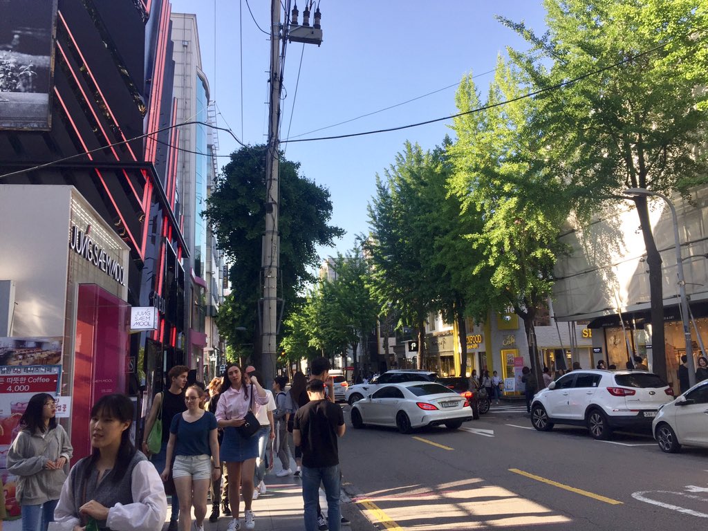 bewtyreview's tweet photo. ร้านเครื่องสำอาง#jungsaemmool ที่หลายคนบอกว่าหายาก ไม่ยากอย่างที่คิดน้า สถานี Sinsa ออกมาจากทางออก 8 ก็เดินตรงไปเรื่อยๆ จนถึง its skin เลี้ยวซ้ายเจ้าคาโรสุกิว เดินไปเรื่อย ผ่านร้าน Line friends มองไกลๆด้านขวาจะเห็นskinfood สีเหลือง อยู่เยื้องเลยจ้า #รีวิวเกาหลี #เที่ยวเกาหลี https://t.co/1WRgXl8ckf