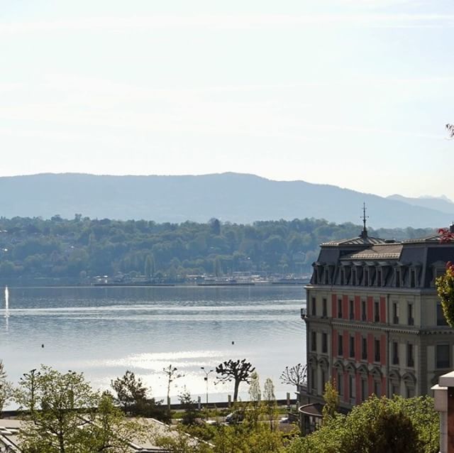 Travellingmunk's tweet photo. Good morning sunshine.... and good morning #Geneva #genève. This view is rather nice.. overlooking the #lakegeneva and the snowy topped mountains in the distance 😍
.
.
#genève #visitgeneva #igersgeneva #geneve #genevalife #igersswitzerland #myswitze… https://t.co/YH9pmH2By4 https://t.co/ESKvjaGQGd